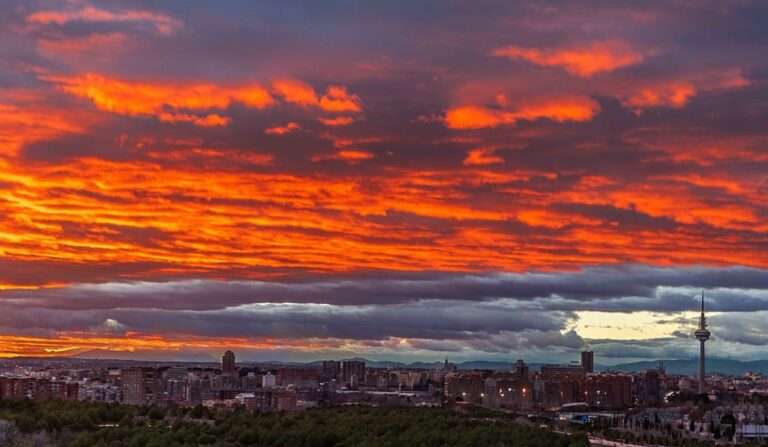 Top 10 Lugares en España para Disfrutar de los Mejores Atardeceres Atardecer en madrid