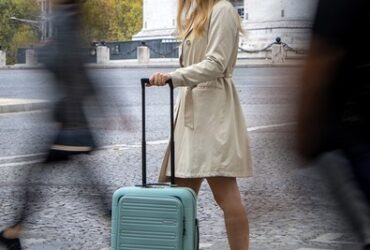 Chica de viaje con maleta