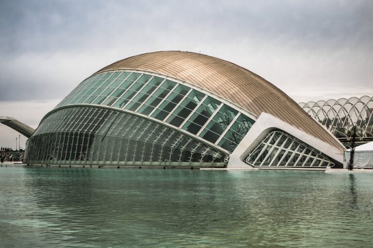 Guía Completa: Cómo Calcular los Kilómetros Desde el Puerto de Valencia a Diversos Destinos kilometros-desde-el-puerto-de-valencia