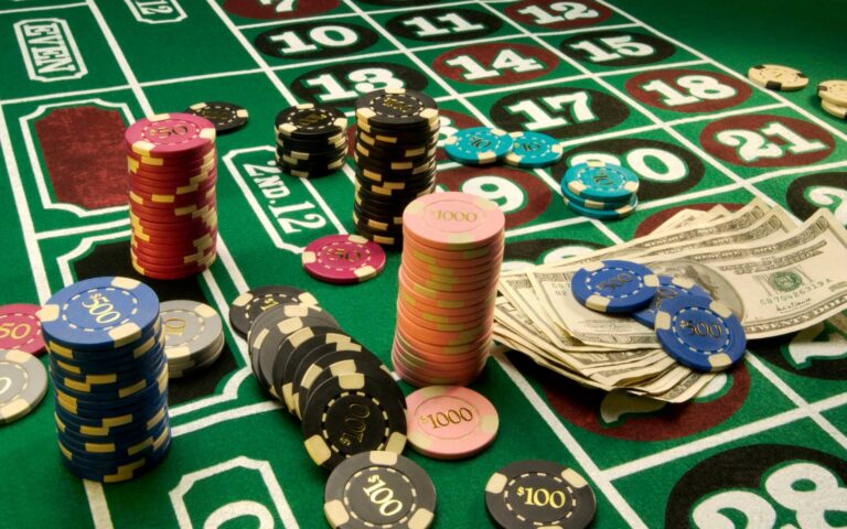 ¿Cómo funcionan los bonos de apuestas?: ¡Todo lo que necesitas saber! Mesa de apuestas con coins