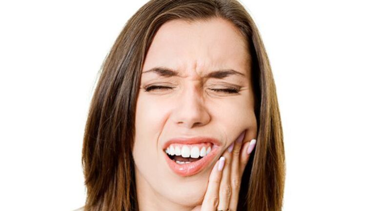 Chica con dolor de muelas
