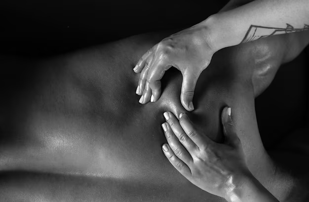 Conexión Íntima: Descubre el Arte de los Masajes Eróticos para Parejas masajear-musculos-hombro-masaje-mujer-manos-primer-plano-terapeuta-masaje-deportivo-trabajando_26522