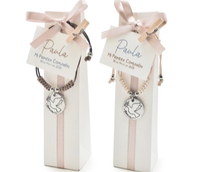 Sorprende a tus invitados: Ideas creativas de regalos de comunión inolvidables Pulsera paz con bombones y etiqueta personalizada como detalles de comunion