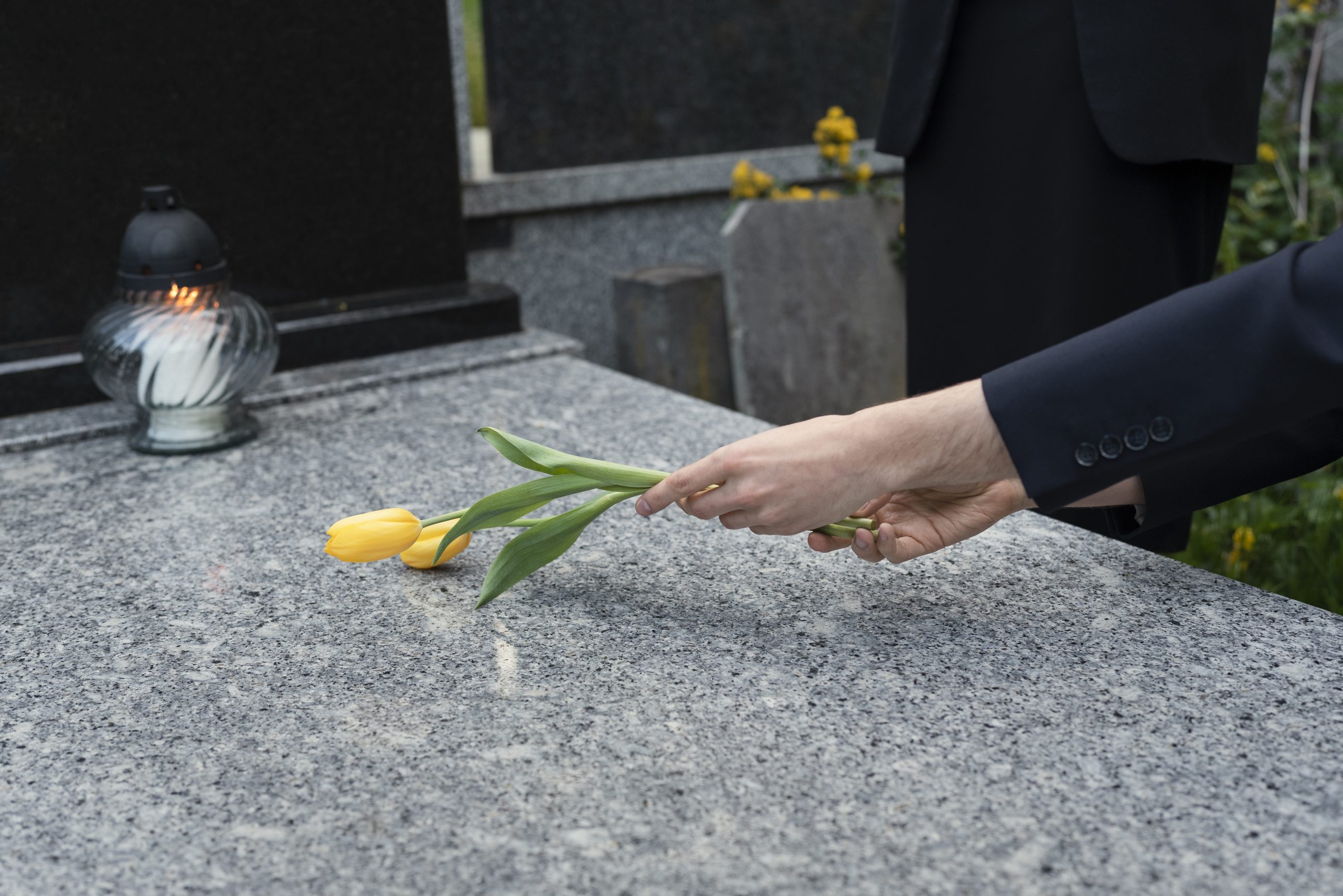 tulipanes llevados tumba cementerio scaled 1