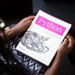 Aprender programación desde cero: guía para principiantes sin conocimientos técnicos Persona aprendiendo programación desde cero con código en pantalla de ordenador