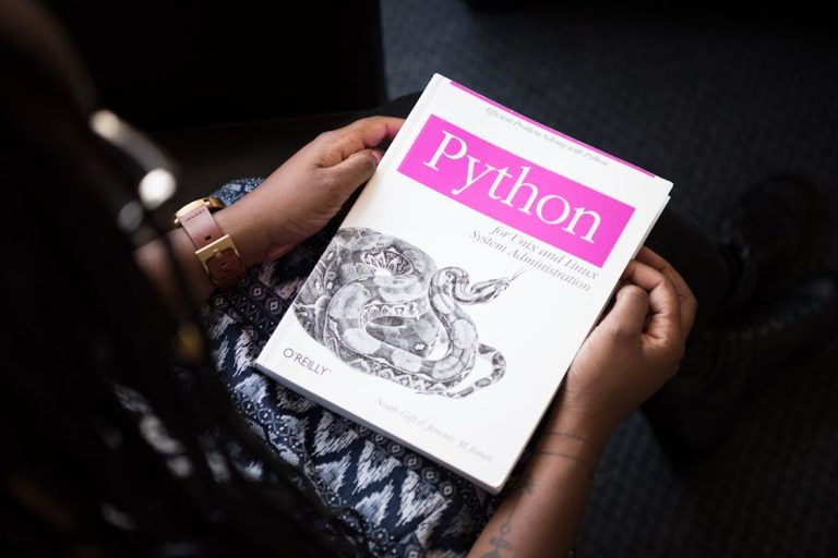 Aprender programación desde cero: guía para principiantes sin conocimientos técnicos Persona aprendiendo programación desde cero con código en pantalla de ordenador
