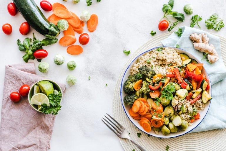 Alimentación antiinflamatoria: qué comer y qué evitar para sentirte mejor Plato de comida saludable con verduras frutas y alimentos antiinflamatorios