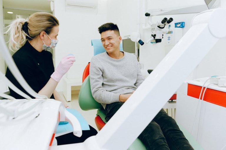 Salud bucodental: hábitos diarios que previenen problemas graves Persona sonriendo mostrando dientes sanos y limpios