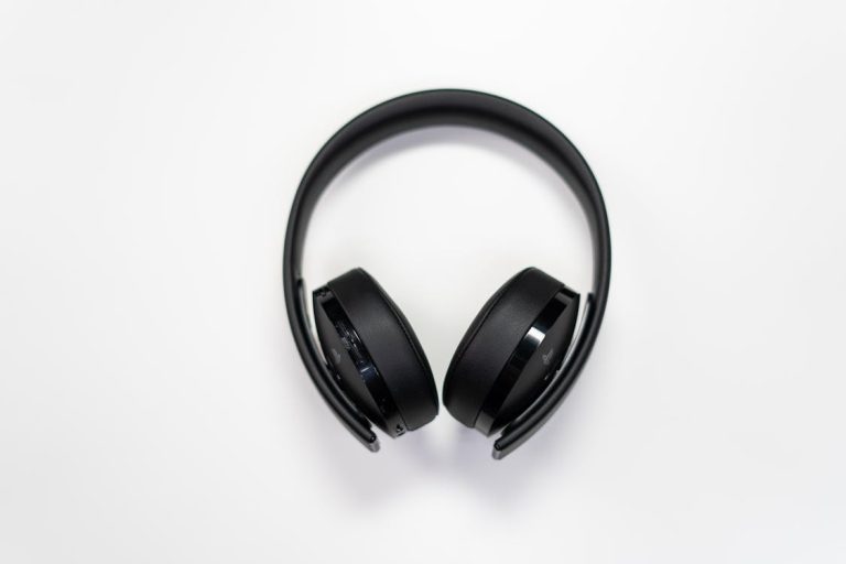 Persona escuchando podcasts con auriculares y sonriendo
