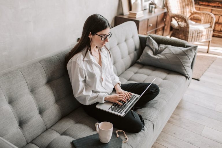 Teletrabajo en 2026: cómo organizarte, ser productivo y mantener el equilibrio personal Persona teletrabajando desde casa con un portátil en su escritorio