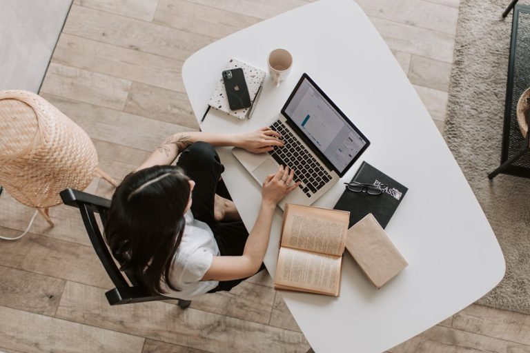 Email marketing: cómo crear campañas que realmente convierten en 2026 Profesional trabajando en una campaña de email marketing en su ordenador