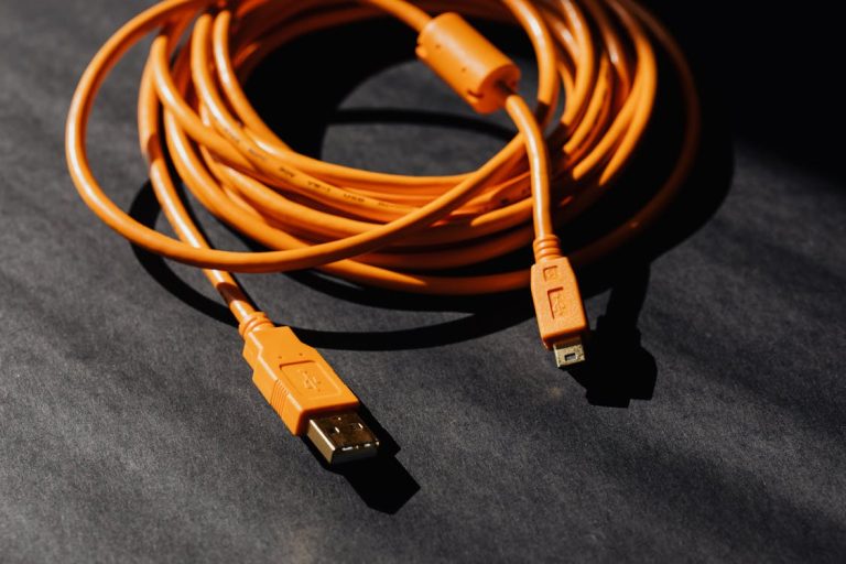 Automatización del hogar con asistentes inteligentes: guía para empezar desde cero Asistente inteligente de voz en un hogar automatizado con dispositivos conectados