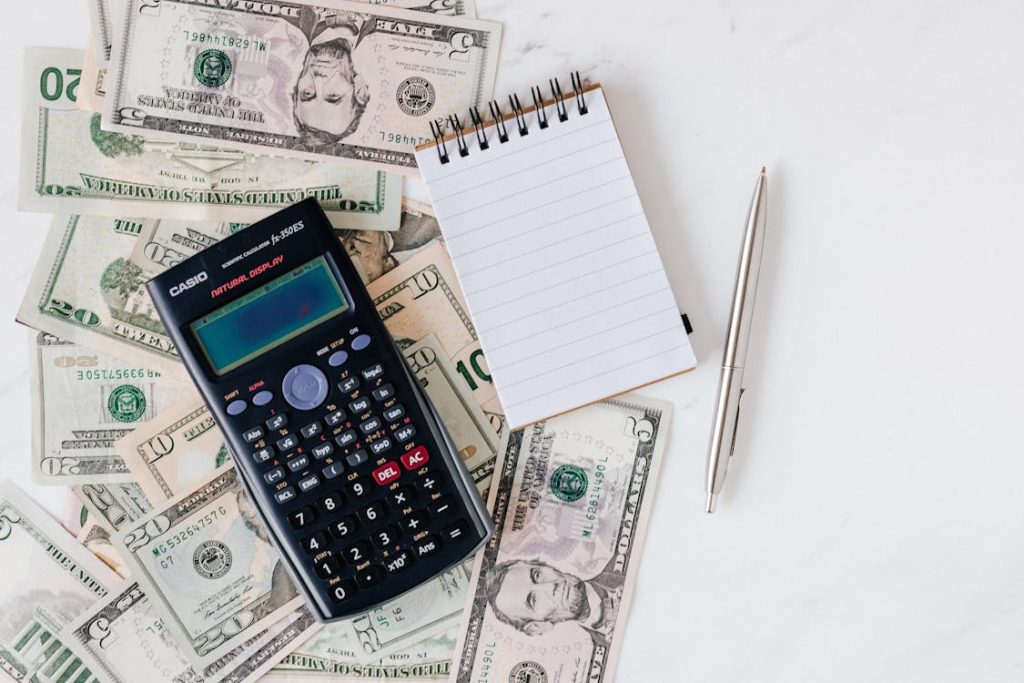Educación financiera para jóvenes: conceptos esenciales que no te enseñaron en el colegio Joven gestionando sus finanzas personales y aprendiendo sobre ahorro e inversión
