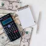 Educación financiera para jóvenes: conceptos esenciales que no te enseñaron en el colegio Joven gestionando sus finanzas personales y aprendiendo sobre ahorro e inversión
