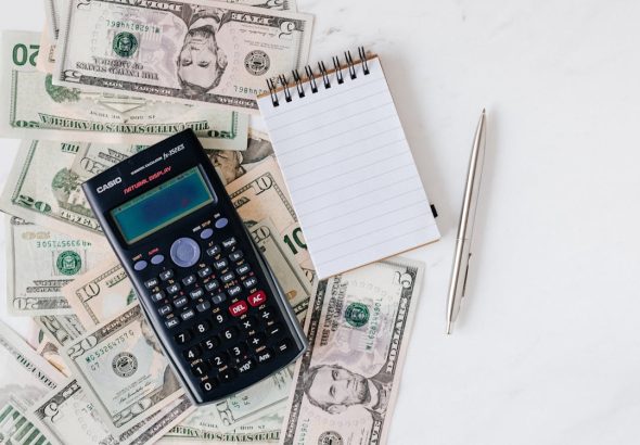 Educación financiera para jóvenes: conceptos esenciales que no te enseñaron en el colegio Joven gestionando sus finanzas personales y aprendiendo sobre ahorro e inversión