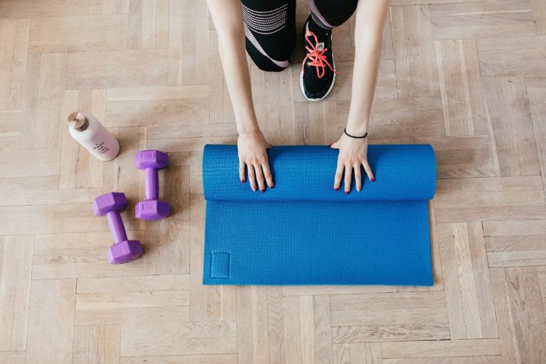 Ejercicio en casa para principiantes: rutina efectiva de 30 minutos Persona haciendo ejercicio en casa en su salón con esterilla