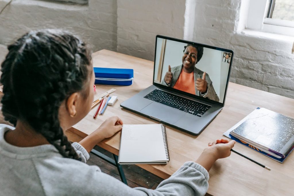 Certificaciones online gratuitas que impulsan tu carrera profesional en 2026 Persona realizando un curso de certificación online en su ordenador portátil