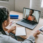 Certificaciones online gratuitas que impulsan tu carrera profesional en 2026 Persona realizando un curso de certificación online en su ordenador portátil