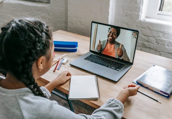 Certificaciones online gratuitas que impulsan tu carrera profesional en 2026 Persona realizando un curso de certificación online en su ordenador portátil