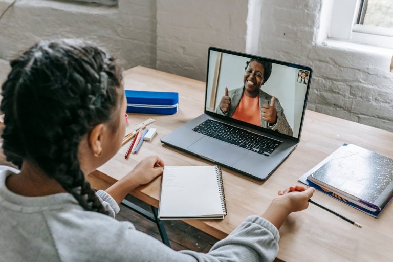 Certificaciones online gratuitas que impulsan tu carrera profesional en 2026 Persona realizando un curso de certificación online en su ordenador portátil