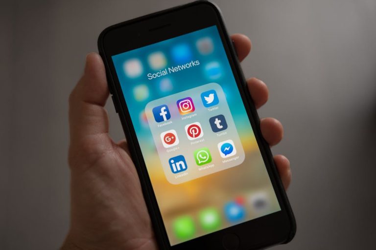 Redes sociales para pymes: cómo empezar desde cero y conseguir resultados reales Smartphone mostrando aplicaciones de redes sociales para marketing de pymes