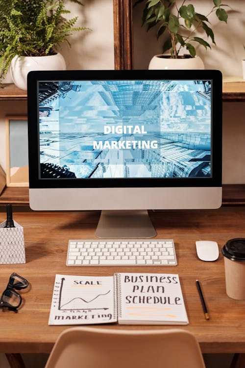 Marketing de contenidos: cómo crear un blog que posicione y atraiga clientes Persona planificando una estrategia de marketing de contenidos y SEO para su blog