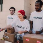 Voluntariado en España: cómo empezar, dónde colaborar y qué te aporta Grupo de voluntarios colaborando en una actividad solidaria en comunidad