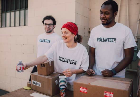 Voluntariado en España: cómo empezar, dónde colaborar y qué te aporta Grupo de voluntarios colaborando en una actividad solidaria en comunidad