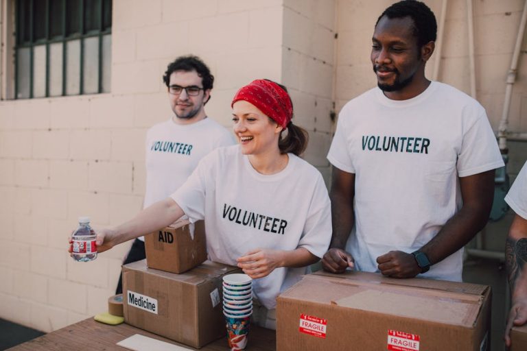 Voluntariado en España: cómo empezar, dónde colaborar y qué te aporta Grupo de voluntarios colaborando en una actividad solidaria en comunidad