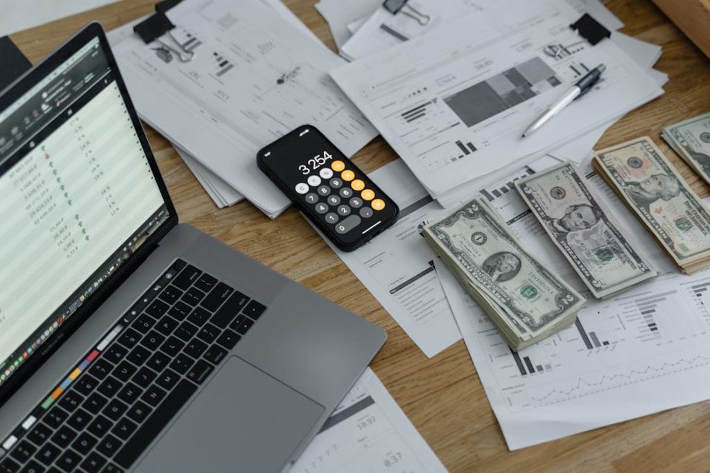 Errores financieros comunes en los treinta y cómo evitarlos Persona joven revisando sus finanzas personales con preocupación