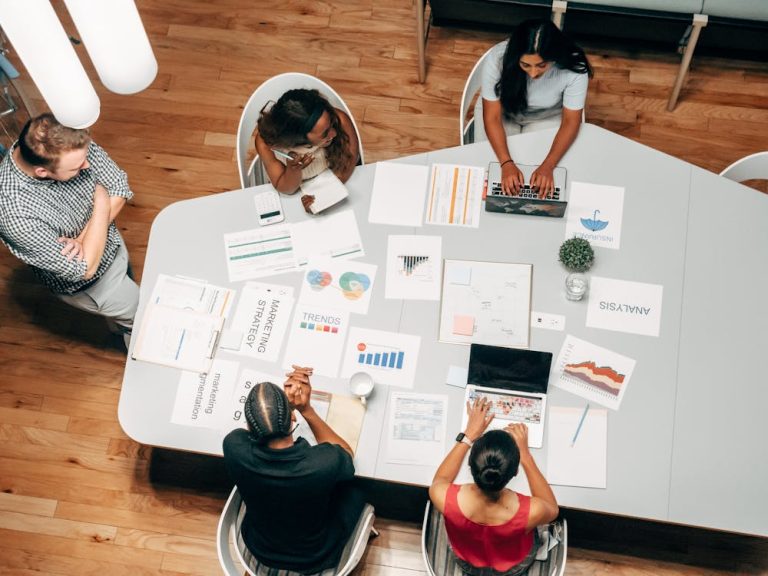 Coworking en España: ventajas y cómo elegir el espacio ideal para trabajar Espacio de coworking moderno con profesionales trabajando en un ambiente colaborativo