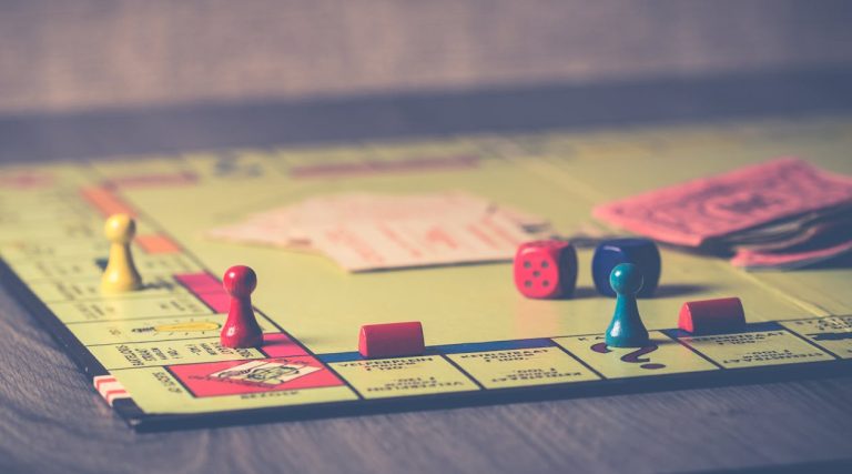 Los mejores juegos de mesa para adultos en 2026 Grupo de amigos disfrutando de un juego de mesa
