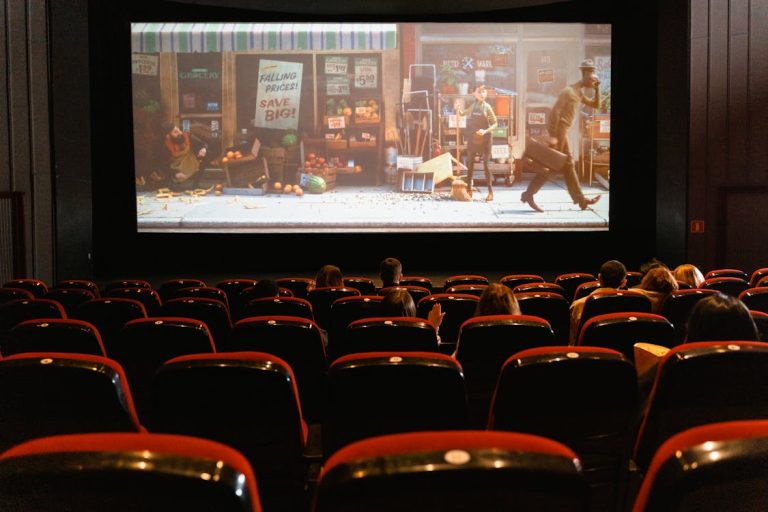 Cómo organizar una noche de cine en casa perfecta Preparativos para una noche de cine en casa con palomitas y manta