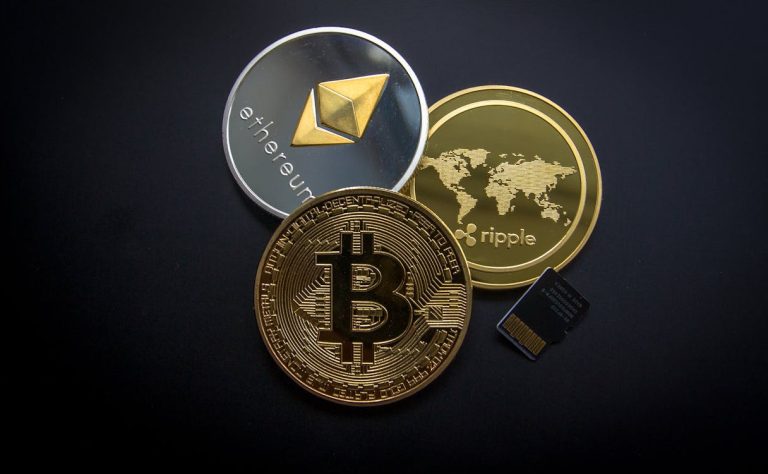 Guía para entender las criptomonedas más allá de Bitcoin Monedas de Bitcoin y criptomonedas sobre fondo tecnológico